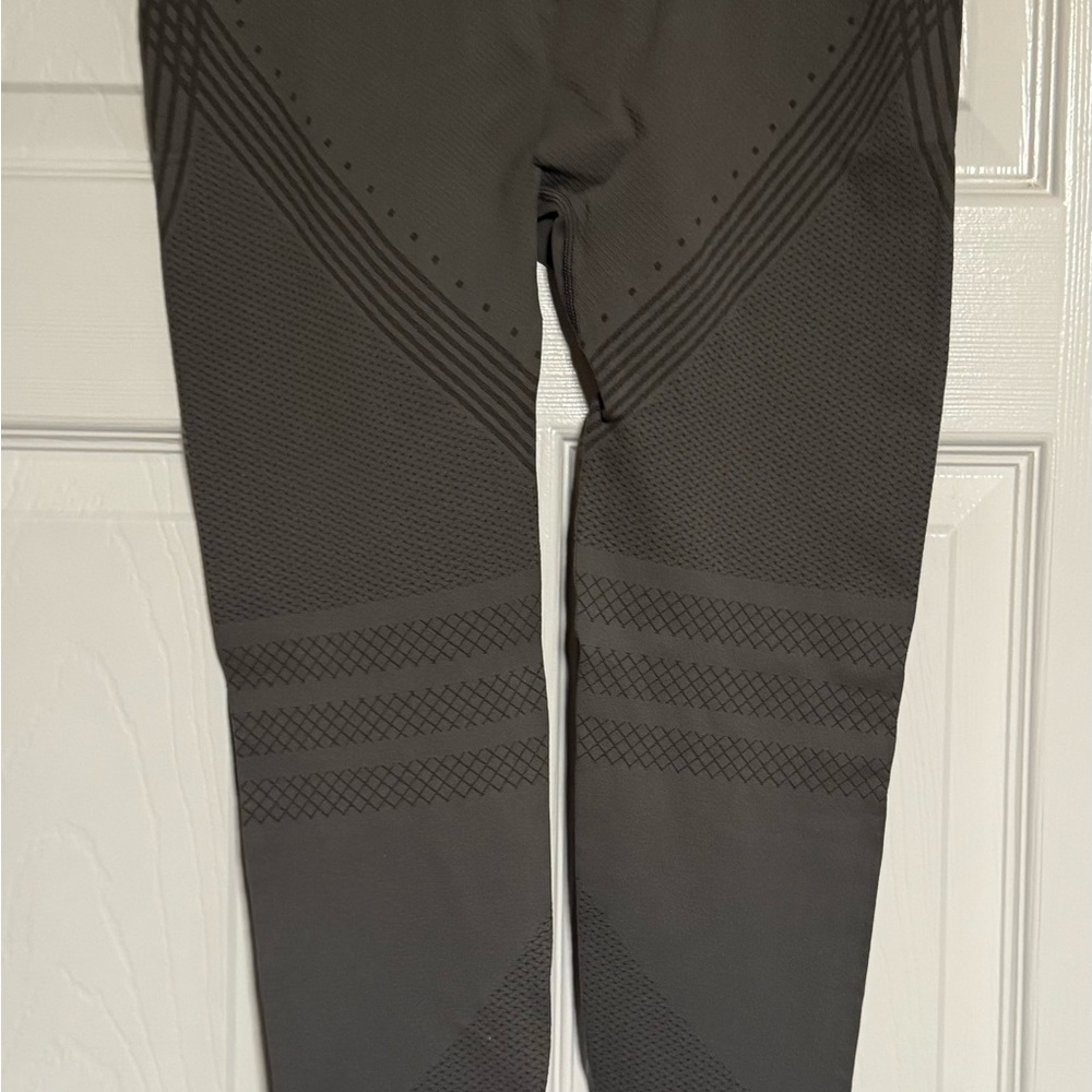 Women’s Performance leggings (2) pair